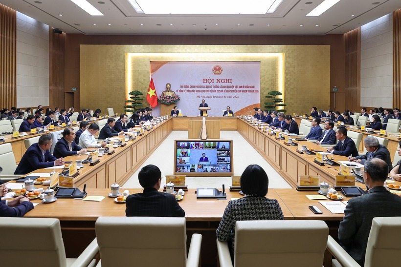 Hội nghị trực tuyến với các Đại sứ, Trưởng Cơ quan đại diện Việt Nam ở nước ngoài về tổng kết công tác ngoại giao kinh tế năm 2025 và triển khai nhiệm vụ năm 2026, tối 10/1 (Ảnh: VGP).