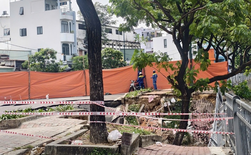 Lực lượng chức năng rào chắn, đảm bảo an toàn cho người dân khu vực. (Ảnh: Dân trí)