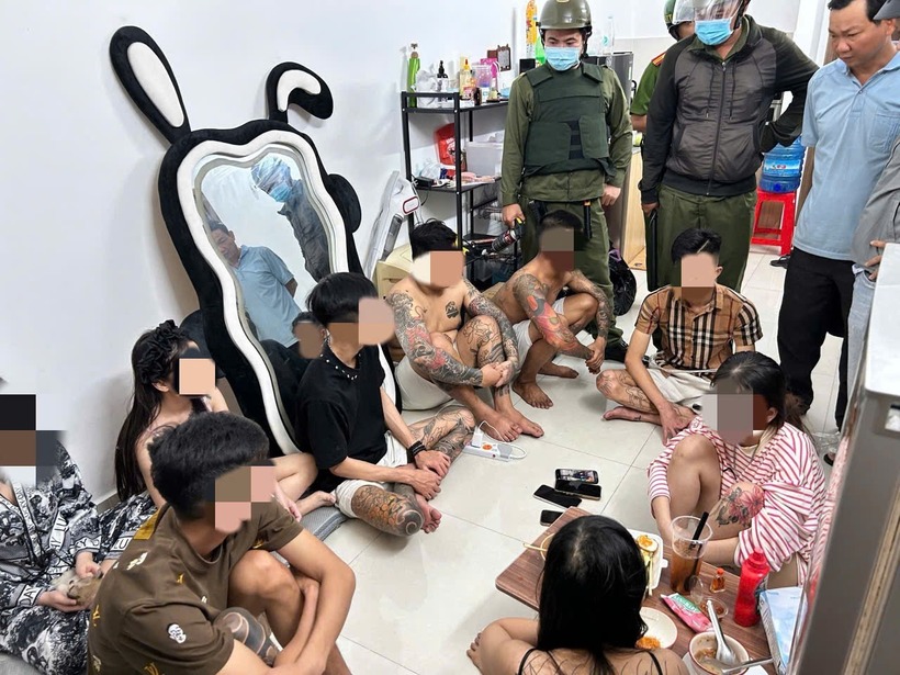 Các đối tượng sử dụng trái phép chất ma túy. Ảnh: Công an tỉnh Vĩnh Long.