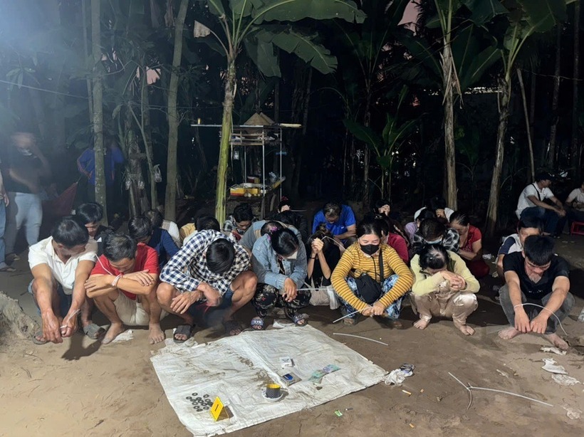 28 đối tượng lắc tài xỉu ăn thua bằng tiền bị cảnh sát bắt quả tang. Ảnh: Dân Trí