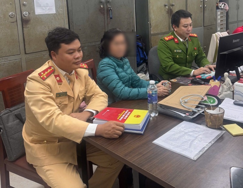 Công an phường Kim Liên phối hợp Phòng CSGT Công an TP.Hà Nội làm việc với bà N.T.H.T, sáng 18/1. (Ảnh: Công an nhân dân)