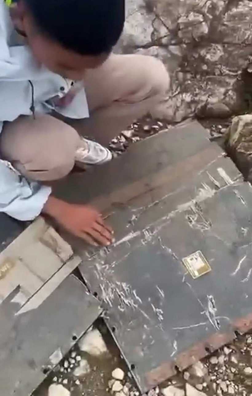 Hình ảnh ghi tại hiện trường cho thấy mảnh vỡ trên một sườn núi. Ảnh: Daily Mail