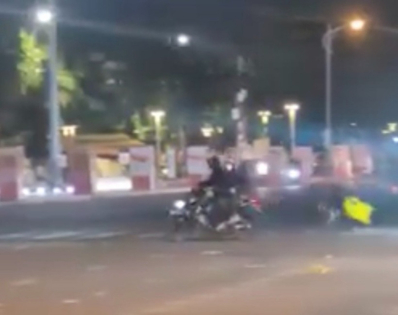 Công an phường Nha Trang đang xác minh vụ hai nhóm thanh thiếu niên dùng ghế nhựa và vật nghi là kiếm để giải quyết mâu thuẫn. Ảnh: Lao Động.