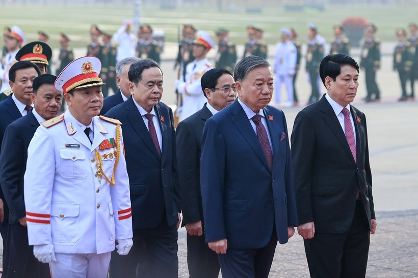 Các đồng chí lãnh đạo Đảng, Nhà nước và đại biểu dự Đại hội Đảng lần thứ XIV do Tổng Bí thư Tô Lâm dẫn đầu đặt vòng hoa, viếng Chủ tịch Hồ Chí Minh (Ảnh: VGP).