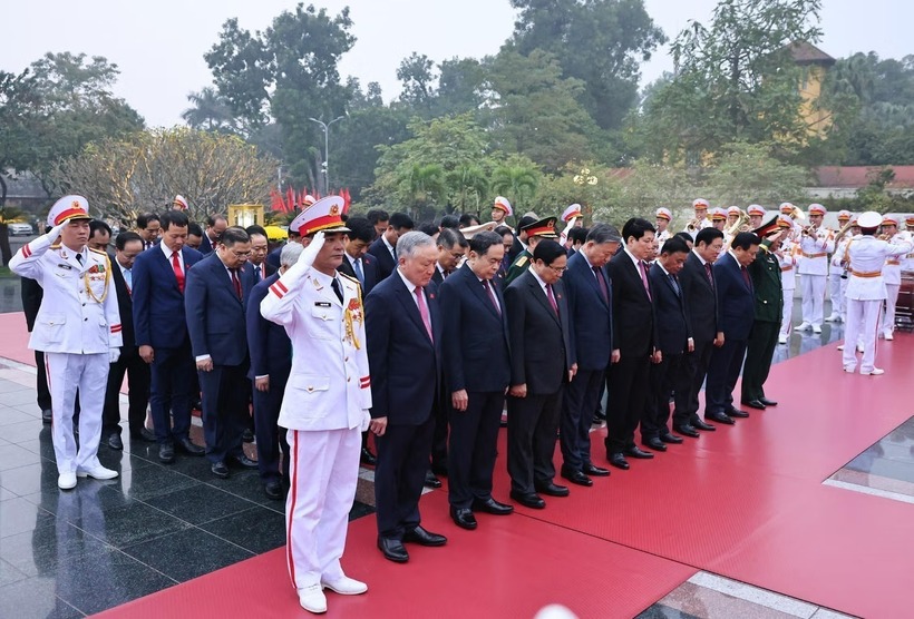 Các đại biểu thành kính tưởng nhớ các anh hùng liệt sĩ đã anh dũng hy sinh vì độc lập, tự do của Tổ quốc (Ảnh: TTXVN).