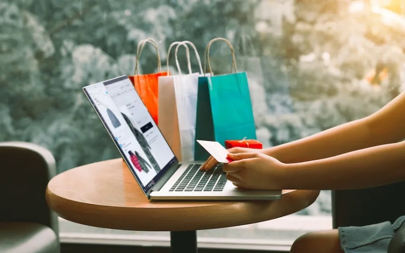 Trong năm 2025, doanh thu bán hàng của 4 sàn thương mại điện tử lớn đạt đến 429.700 tỷ đồng. (Ảnh minh họa).