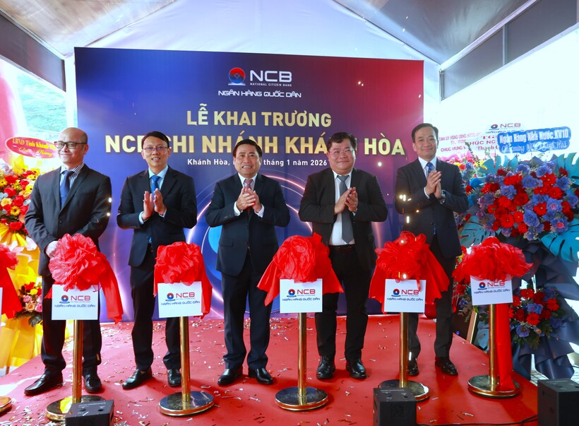 Các lãnh đạo cắt băng khai trương NCB chi nhánh Khánh Hoà