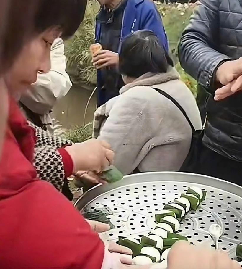 Toàn bộ 10.000 chiếc bánh đều cạn sạch ngay trong buổi sáng. Ảnh: 163.