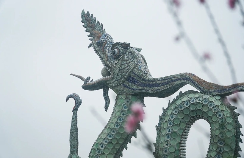 Tham quan 2 con rồng Hồ Tây có gì? Ảnh: PLO.
