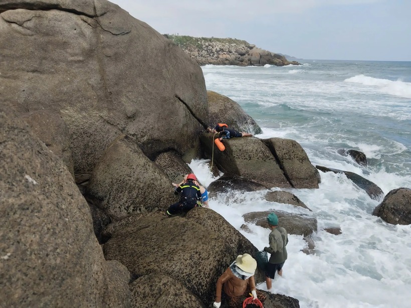 Lực lượng chức nang nhanh chóng có mặt tại hiện trường và tổ chức ứng cứu. (Ảnh: Kinh tế & Đô thị)