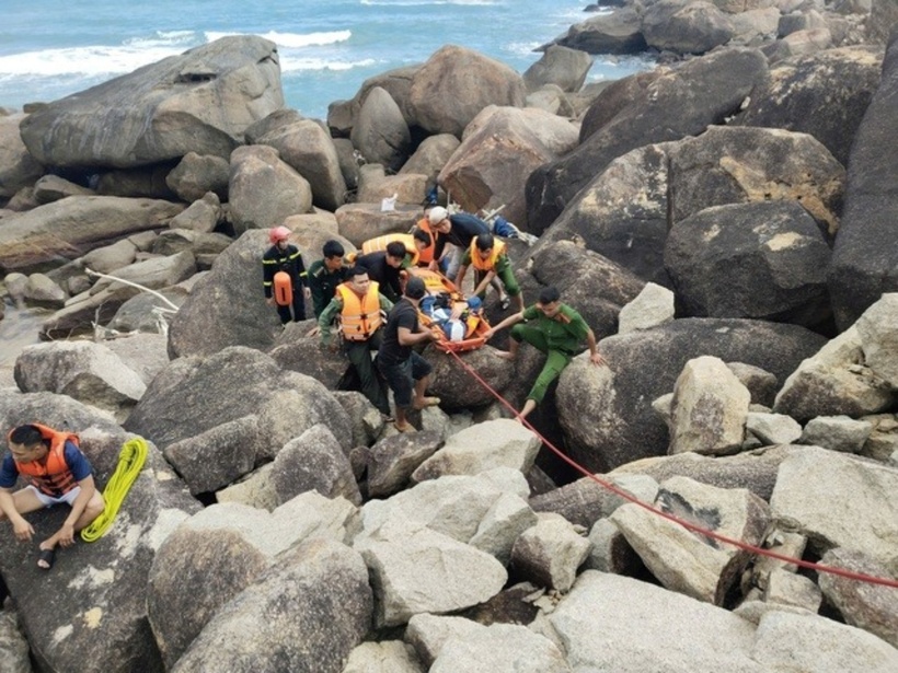 Lực lượng chức năng cứu hộ thành công nhóm du khách nước ngoài gặp nạn trong lúc đi dã ngoại. (Ảnh: Thanh niên)