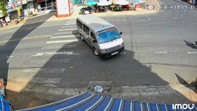 Xe trung chuyển gây náo loạn trước cổng chợ ở Lâm Đồng. Ảnh: Pháp luật TP.HCM