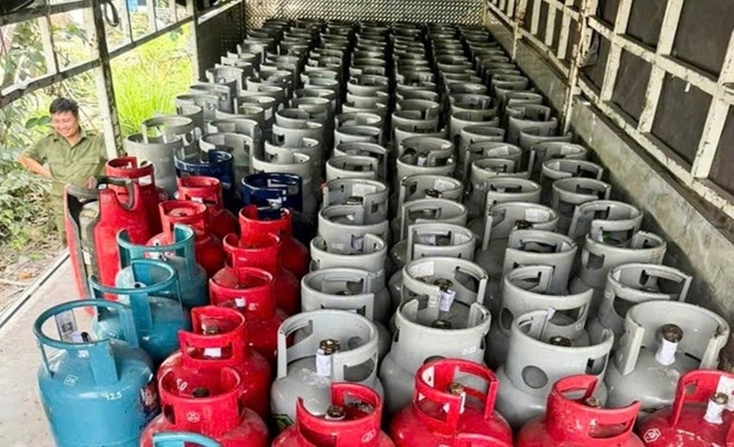 Công an tỉnh Tây Ninh phát hiện hàng trăm bình gas không rõ nguồn gốc. (Ảnh: Dân trí).