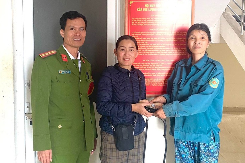 Chị Lý (bên phải) trả lại tài sản cho người đánh rơi. (Ảnh: Công an xã Vĩnh Linh)