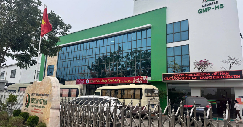 Nhà máy thuộc Công ty trách nhiệm hữu hạn Medistar Việt Nam, có địa chỉ tại Lô 38 - 2, Khu công nghiệp Quang Minh, xã Quang Minh, thành phố Hà Nội nơi đang sản xuất và đóng gói hàng ngàn sản phẩm thực phẩm chức năng giả để đưa đi tiêu thụ. (Ảnh: Công an Lào Cai)