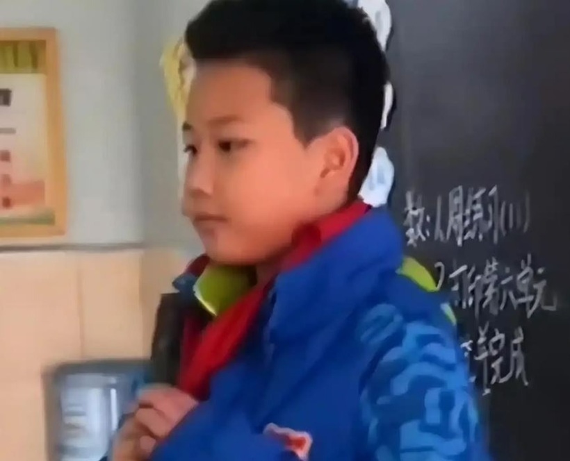 Cậu bé khiến người lớn phải ngỡ ngàng vì cách xử lý bạo lực học đường tuyệt vời của mình. Ảnh: QQ.com