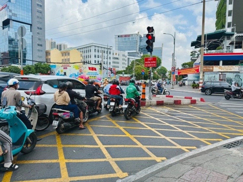 Khi gặp tiểu đảo phân luồng xe rẽ phải hay vạch mắt võng cho xe rẽ phải liên tục thì các phương tiện khác không được dừng trên khu vực này. (Ảnh: Thanh niên)