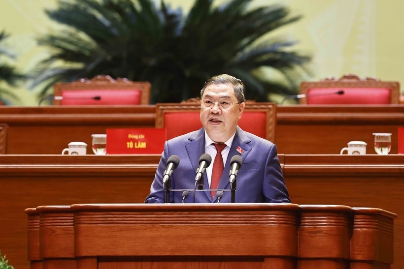 Đồng chí Phạm Gia Túc, Ủy viên Trung ương Đảng, Chánh Văn phòng Trung ương Đảng phát biểu, đề nghị Đại hội dành 1 phút mặc niệm tưởng nhớ cố Tổng Bí thư Nguyễn Phú Trọng và các đồng chí Ủy viên BCH TƯ khóa XIII đã từ trần trong nhiệm kỳ Đại hội XIII. (Ảnh: TTXVN)