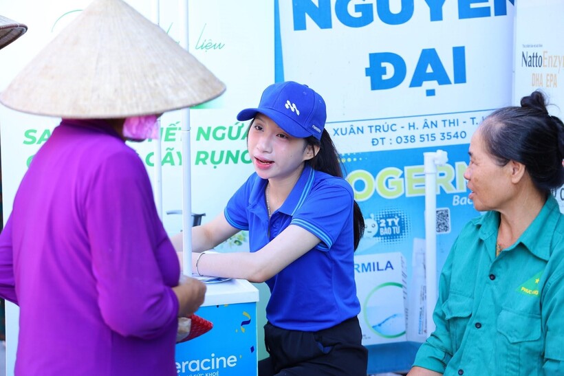 Cán bộ nhân viên dược phẩm Meracine nhiệt tình đón tiếp khách tại sự kiện