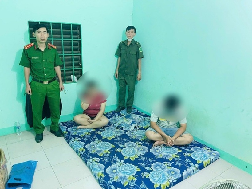 Lực lượng Công an xã Xuân Phú lập biên bản, xử lý các đối tượng liên quan đến hành vi mua bán dâm tại quán cà phê. Ảnh: Công an tỉnh Đồng Nai.