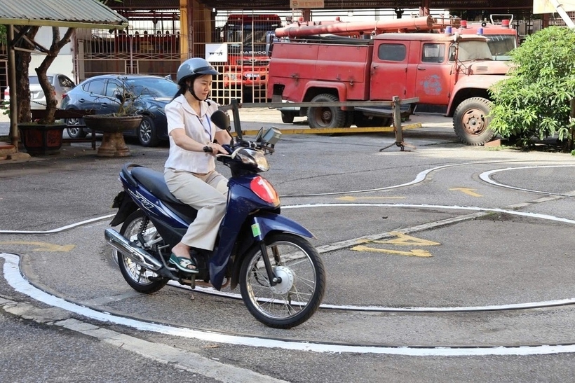 Bộ Công an thống nhất bỏ một bài thi trong sát hạch bằng lái xe máy. (Ảnh minh họa: Dân trí).