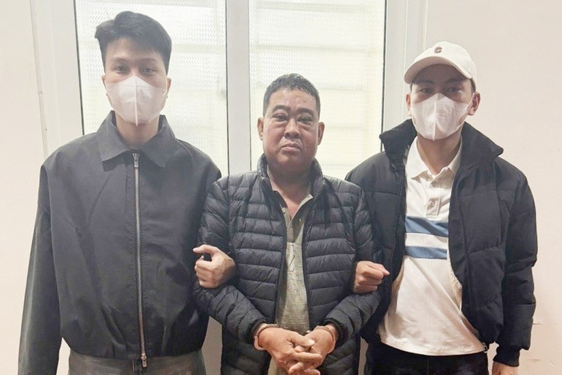 Công an phường Kiến An bắt giữ đối tượng Đinh Xuân Hoàng (giữa) (Ảnh: Công an cung cấp).