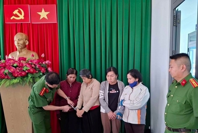 Các đối tượng trong đường dây lô đề bị triệt phá, bắt giữ. Ảnh: Lao động