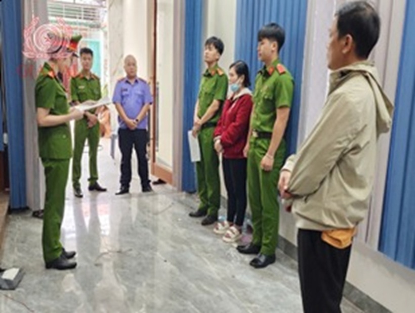 Đối tượng Thảo (thứ 3 từ phải qua) đã bị khởi tố về hành vi lừa đảo chiếm đoạt tài sản. Ảnh: Công an Gia Lai