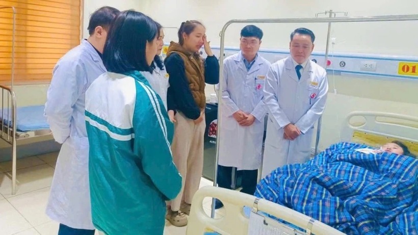 Cháu bé 6 tuổi bị vùi lấp được phát hiện kịp thời và đang cấp cứu, điều trị. Ảnh: Pháp luật TP.HCM