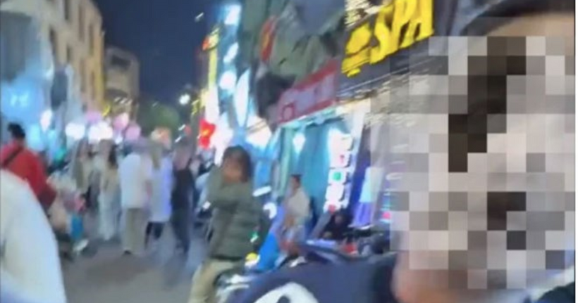 Xác minh từ clip mời chào du khách dùng ma túy xuất hiện trên mạng xã hội, cảnh sát đã xử phạt người đàn ông trong video. (Ảnh cắt từ clip)