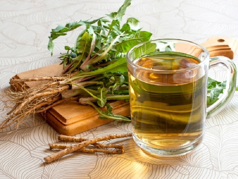 Trà rễ bồ công anh là một trong những loại thuốc lợi tiểu tự nhiên hiệu quả nhất, hỗ trợ nhẹ nhàng cho cả gan và thận.