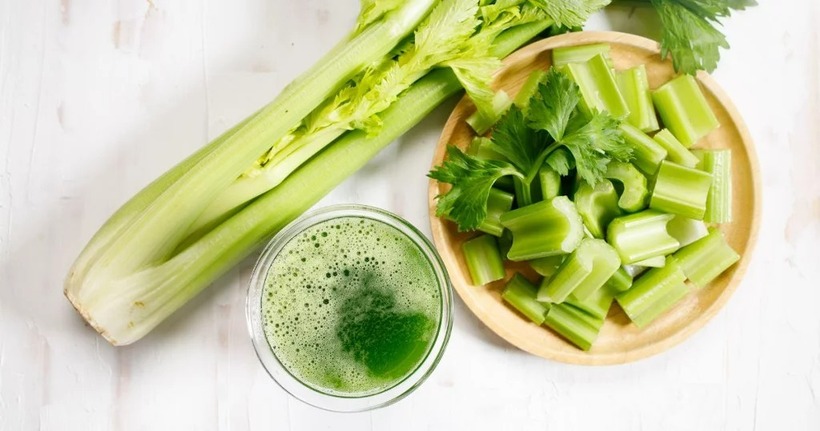 Cần tây chứa nhiều chất chống oxy hóa, kali và các loại muối tự nhiên giúp điều hòa huyết áp và hỗ trợ chức năng thận.