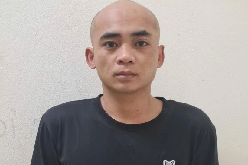 Bắt giữ Nguyễn Hữu Tài - đối tượng sửa điện thoại rút tiền trong tài khoản của khách. Ảnh: Báo Dân trí.