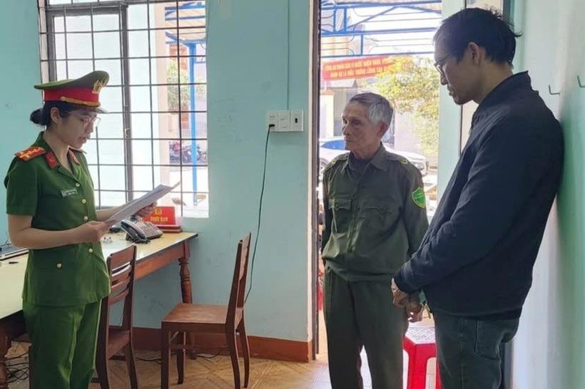 Công an tỉnh Gia Lai cho biết đã bắt tạm giam Huỳnh Hải Huy (áo đen). Ảnh: Báo Dân trí.