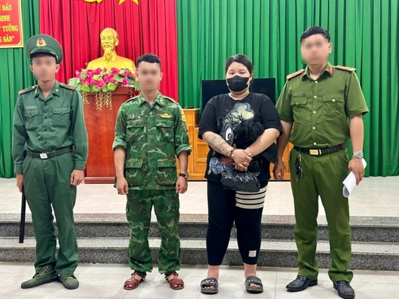 Bùi Thị Chúc Quỳnh bị Công an TP.HCM truy nã về tội tàng trữ trái phép chất ma túy, bị bắt giữ khi nhập cảnh trái phép từ Campuchia vào Việt Nam