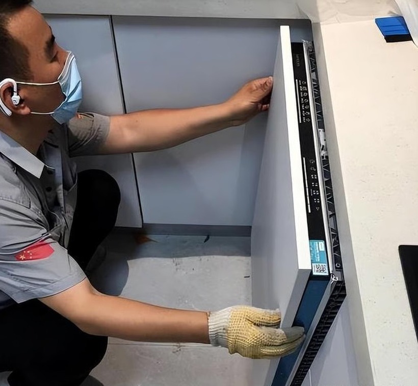 Người chồng tức giận khi vợ mua máy rửa bát nhưng không hỏi ý kiến. Ảnh: 163