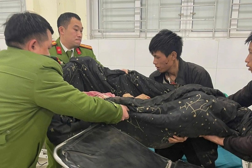 Thai phụ được các cán bộ Công an xã Mèo Vạc đưa vào bệnh viện cấp cứu (Ảnh: Công an Tuyên Quang).