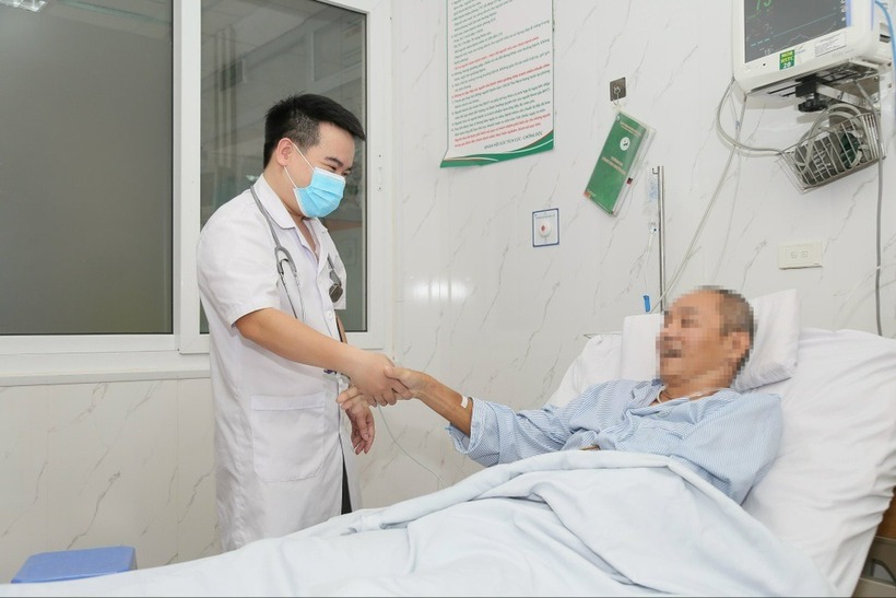 Cứu sống người đàn ông ngưng tim đột ngột khi đang chơi tennis. Ảnh: Báo Dân trí.