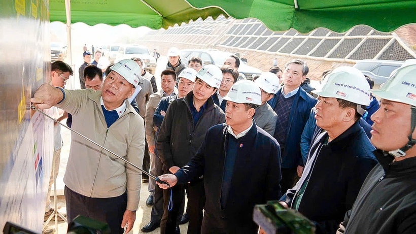 Chủ tịch Tập đoàn Đèo Cả Hồ Minh Hoàng báo cáo Bộ trưởng Bộ Xây dựng về tiến độ dự án&nbsp;cao tốc Đồng Đăng - Trà Lĩnh