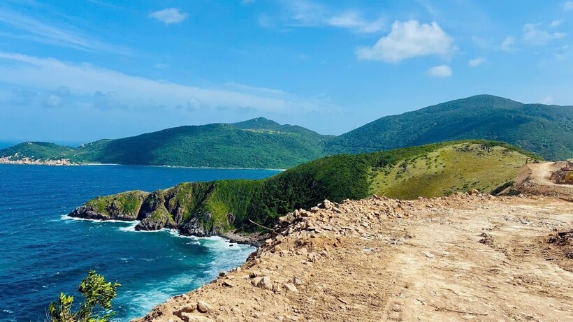 Tầm nhìn từ hố 15 – một trong những hố đặc trưng với địa hình Top Cliff, được tạo hình trên các vách đá cheo leo cùng hướng nhìn ngoạn mục ra vịnh biển Nha Trang