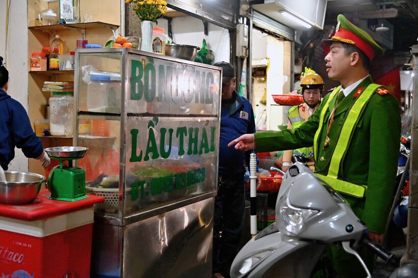 Tổ công tác kiểm tra, nhắc nhở một số hộ kinh doanh buôn bán đêm trên phố Hàng Đậu.