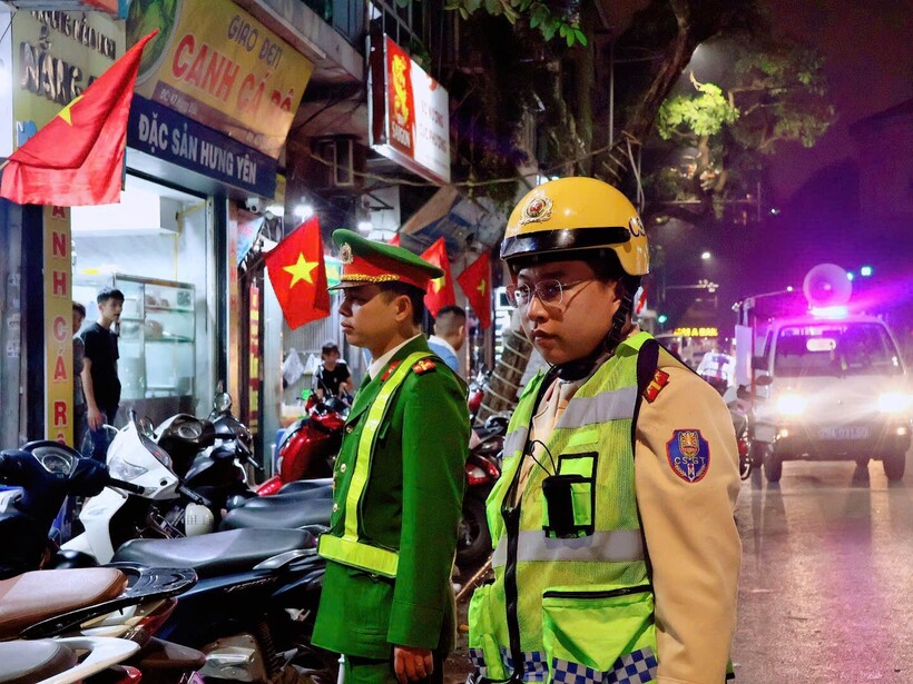 Các lực lượng triển khai phương án bảo đảm ANTT trên địa bàn phường Hoàn Kiếm.