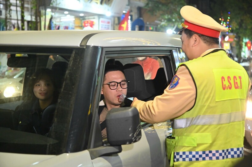 Đội CSGT đường bộ số 1 kiểm soát nồng độ cồn trên phố Hàng Giấy, tối 19/12026.