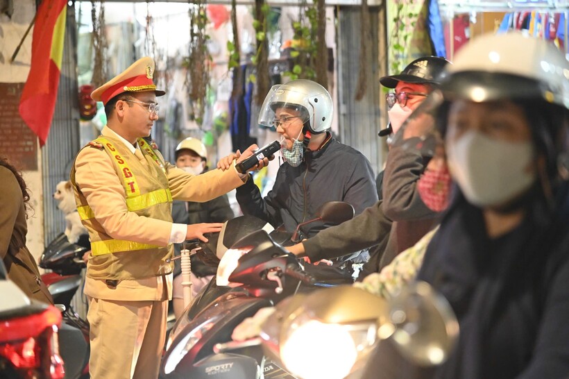 Việc kiểm soát được tiến hành với cả người điều khiển ô tô và xe máy.