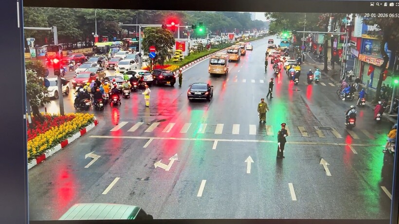 Hệ thống đèn tín hiệu thông minh tự động nhận diện và chuyển trạng thái đèn xanh khi phương tiện dẫn đoàn đi đến.