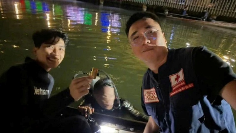 Nguyễn Ngọc Nhật Hoàng (bên phải) cùng thành viên trong đội chia sẻ thời điểm tìm được một cây vàng. (Ảnh: Pháp luật TP.HCM)