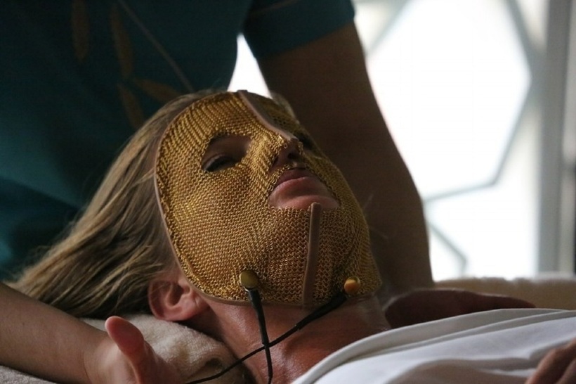 Mặt nạ vàng 24K sử dụng những lá vàng mỏng tinh khiết để đắp lên da mặt. Ảnh minh họa.