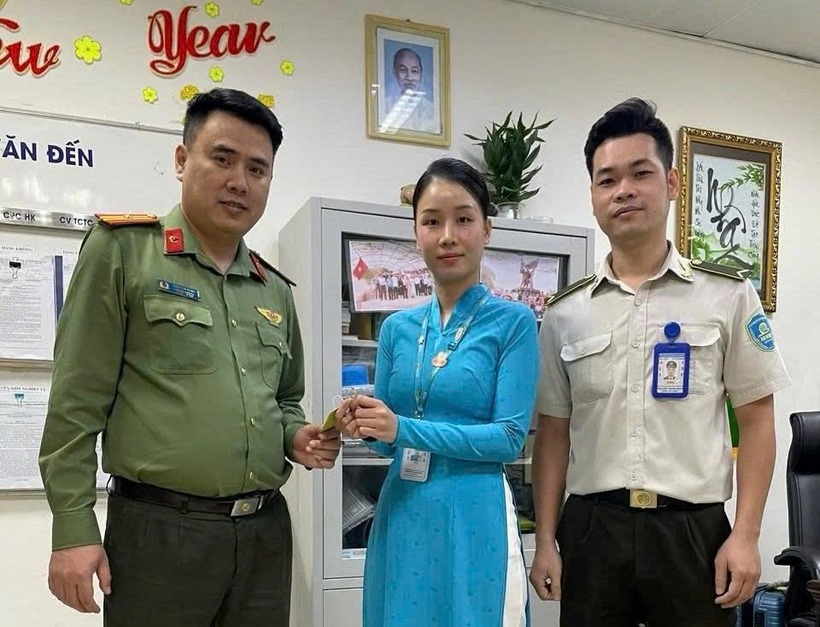 Lực lượng chức năng bàn giao nhẫn kim cương cho hãng bay để trả lại hành khách. (Ảnh: Báo Văn Hóa)