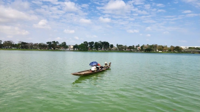 Các thành viên Đội SOS75 - Đội 0 đồng Huế tìm kiếm cây vàng bị đánh rơi trên sông Hương. (Ảnh: PLO)