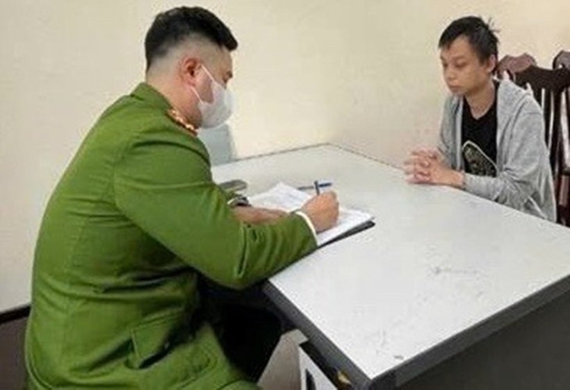 Đối tượng truy nã ra đầu thú